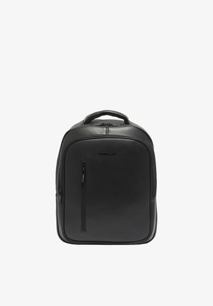 Zwarte leren rugzak met bovenhandvat, voorvak met verticale rits en afgeronde rechthoekige vorm op een witte achtergrond.