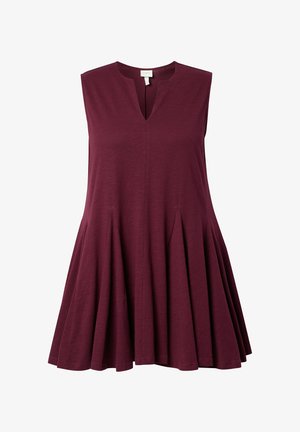 Sukienka bez rękawów, luźna, w kolorze śliwkowego fioletu z delikatnym dekoltem w serek i miękkimi plisami tworzącymi rozkloszowaną sylwetkę.