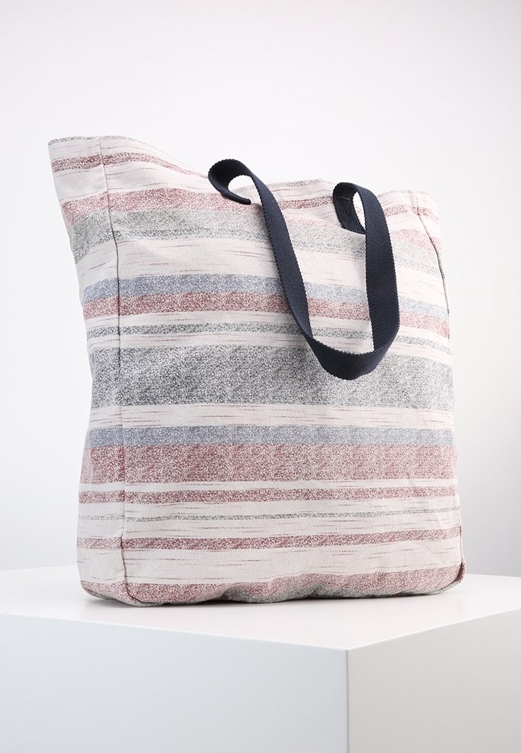 Sac cabas en tissu doux avec des bandes horizontales dans des tons rouge atténué, gris et bleu et deux anses bleu marine foncé.