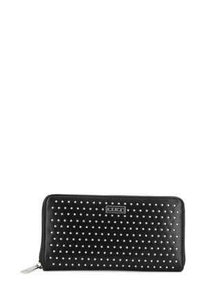 Portafoglio in pelle nera con borchie argentate disposte a pois. Include una chiusura con zip e una placca con logo in metallo. Design compatto.