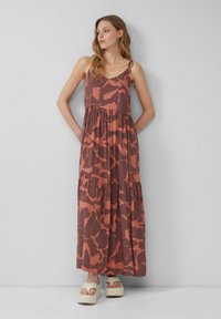 Maxikleid in Dunkelbraun mit einem rötlichen abstrakten Muster, featuring verstellbare Träger, einen gestuften Rock und leichten Stoff.