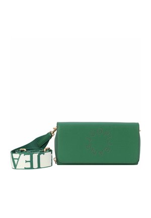 Borsa a tracolla in pelle verde con design del logo perforato, caratterizzata da una superficie testurizzata e una tracolla in tessuto regolabile nei colori complementari.