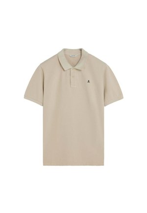 Polo beige de manga corta con cuello, tapeta de dos botones y pequeño logo negro en el pecho izquierdo.
