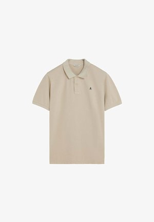 Polo beige de manga corta con cuello, tapeta de dos botones y pequeño logo negro en el pecho izquierdo.