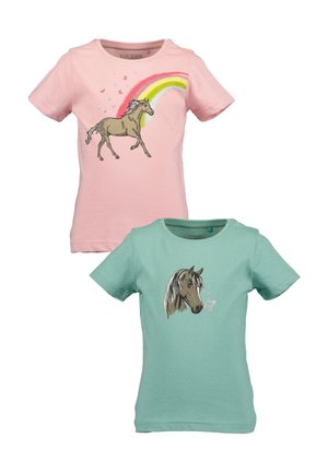 To børns t-shirts: den ene lyserød med et heste- og regnbue-design, den anden lysegrøn med en hestehoved-illustration. Begge er lavet af bomuld.