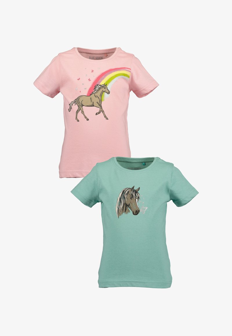 Due magliette per bambini: una rosa con un design di cavallo e arcobaleno, l'altra verde chiaro con un'illustrazione di testa di cavallo. Entrambe sono in cotone.