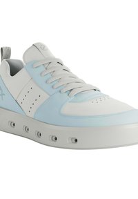 Valkoinen ja vaaleansininen lenkkari, jossa on sileä nahkapinta, rei'itetyt sivupaneelit, litteät nauhat ja paksu, strukturisoitu kumipohja.