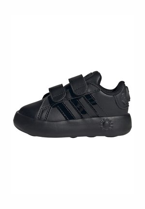 Sort barnsneaker med to velcro-remme, tre blanke sidestriber, polstret sål og polstret krave på hvid baggrund.