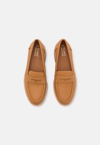 Mocasines de cuero marrón con un acabado suave, que cuentan con un detalle de costura en la parte frontal y una plantilla acolchada para mayor comodidad.