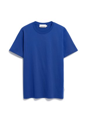 T-shirt met korte mouwen en ronde hals van felblauwe katoenstof. Gladde textuur met een label aan de linkerbovenhoek van de zoom. Eenvoudig ontwerp, zonder patronen.