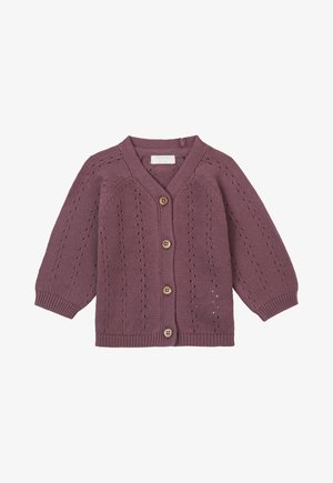 Gilet en rose poussiéreux avec un col en V, six boutons en bois, des manches courtes et un motif en dentelle sur l'ensemble.