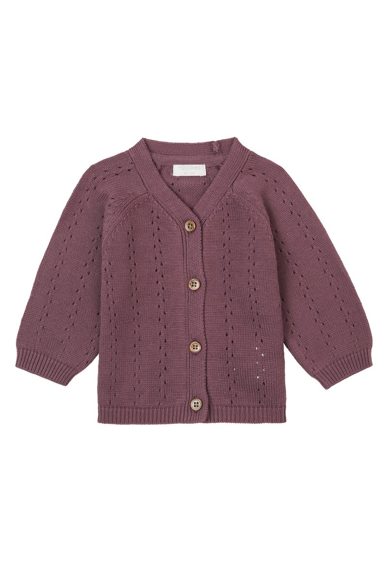 Strik cardigan i støvet rose med V-hals, seks træknapper, korte ærmer og et blonder-lignende mønster over det hele.