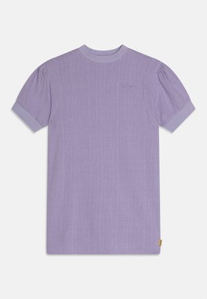 Blusa lila de manga corta con mangas abullonadas, cuello redondo y puños acanalados, tela sutilmente texturizada y pequeña etiqueta de marca en el dobladillo.