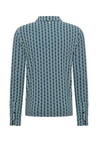 Camisa de manga larga en azul y crema, con un patrón geométrico, puños abotonados y un diseño de cuello clásico.