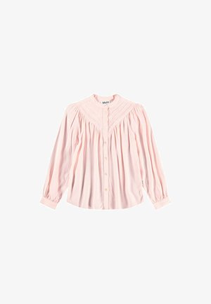 Blouse rose clair à manches longues avec un col haut, un détail plissé sur le devant et une fermeture à boutons. Fabriquée à partir d'un tissu doux et texturé.