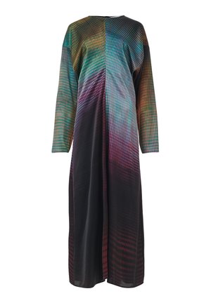 Robe longue avec une coupe lâche et droite. Présente des motifs à carreaux multicolores, passant du vert au bleu au rouge. Tissu doux et léger.