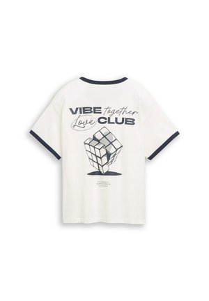 Weißes T-Shirt mit schwarzem Besatz am Kragen und an den Ärmeln, mit einem Rubik's Cube Motiv und Text "Vibe together Love Club" auf dem Rücken.