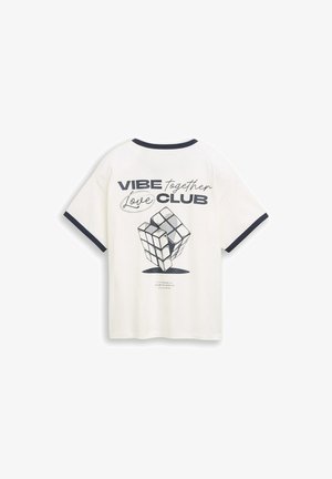 Witte T-shirt met zwarte bies op de kraag en mouwen, met een Rubik's Cube-afbeelding en tekst "Vibe together Love Club" op de achterkant.