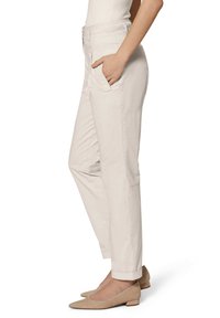 Beige chino's met een rechte pasvorm, voorzien van zijzakken en opgerolde manchetten. Gemaakt van lichtgewicht stof met een zachte textuur.