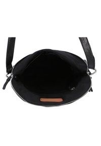 Bolsa de tela negra con cierre de cremallera, con forro interior suave. Una etiqueta de cuero marrón es visible dentro del compartimento principal.