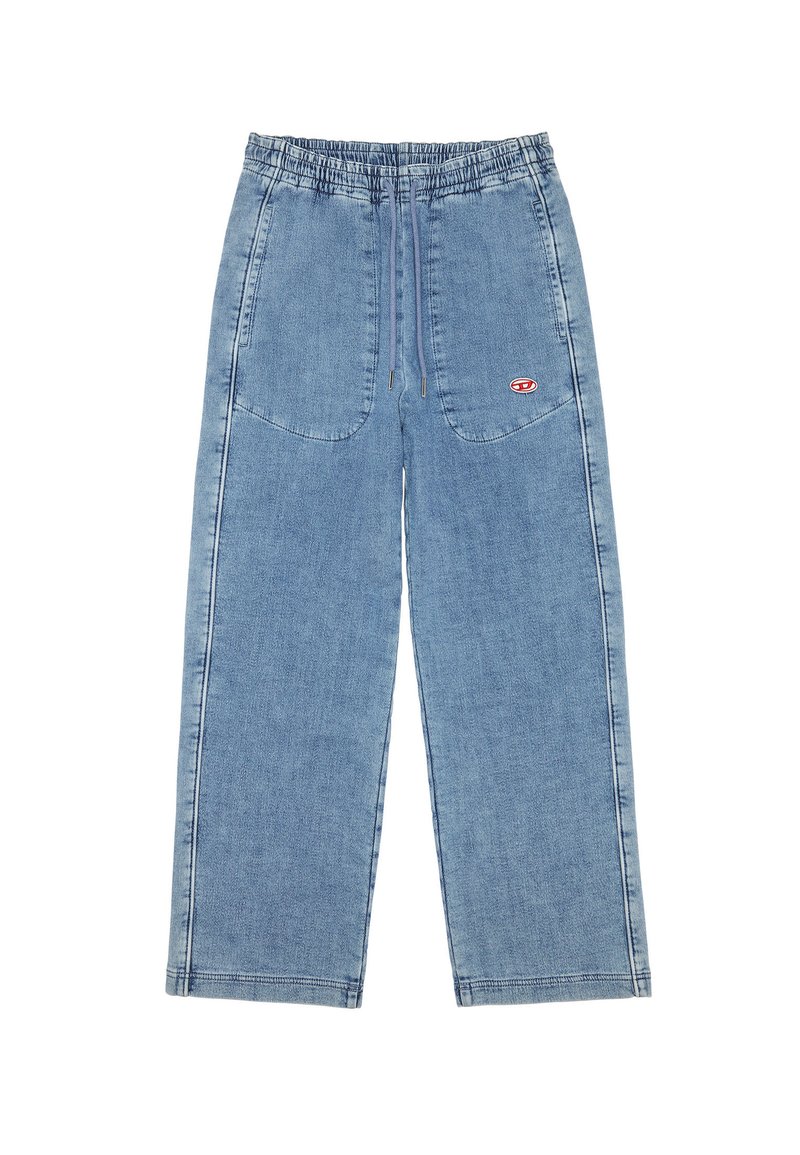 Pantalones de mezclilla anchos de color azul claro con cinturilla elástica, cordón delantero, dos bolsillos frontales y un pequeño logo rojo y blanco en el bolsillo derecho.
