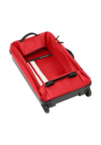 Valigia rossa con ruote, corpo in tessuto, due strisce bianche e un scomparto con zip. Presenta una maniglia superiore per un facile trasporto.