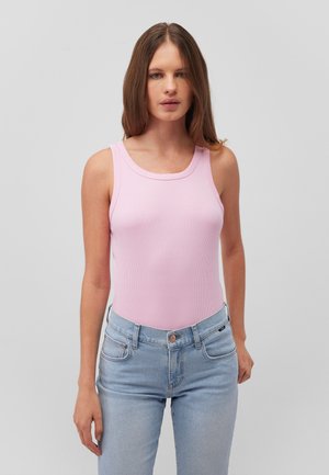 Helles rosa ribbed Tanktop mit rundem Ausschnitt, kombiniert mit blauen, high-waisted Jeans mit verblasstem Look, die über frontale Taschen und einen Knopfverschluss verfügen.