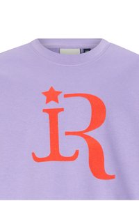 Hellblaues Sweatshirt mit einem großen, markanten orangefarbenen Buchstaben "R" und einem Stern darüber. Aus weichem Material gefertigt, mit einem runden Ausschnitt.