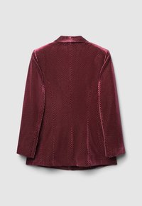 Blazer in velluto bordeaux con motivo testurizzato, rever a scollo a V e maniche lunghe, progettato con una vestibilità su misura e una finitura liscia.