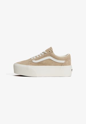 Zapatilla de plataforma de ante beige con franja lateral blanca, cordones blancos y suela gruesa de goma blanca, vista desde un lado.