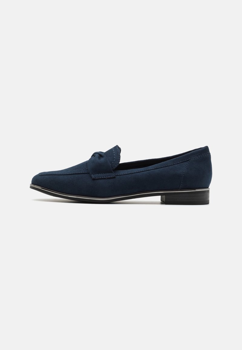 Mocassin en daim bleu marine avec un petit talon et un détail de nœud décoratif sur le dessus, présenté en vue latérale sur un fond blanc.