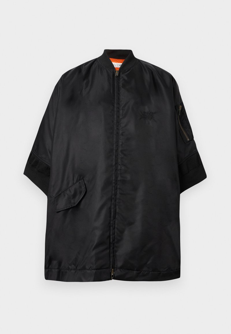 Veste bomber noire surdimensionnée avec fermeture éclair frontale, manches courtes, poche à rabat latérale et poche zippée sur la manche, avec un logo brodé discret.