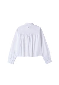 Camicia bianca a maniche lunghe con colletto, schiena arricciata, polsini con bottoni e un piccolo dettaglio decorativo sul colletto. Tessuto con una texture liscia.
