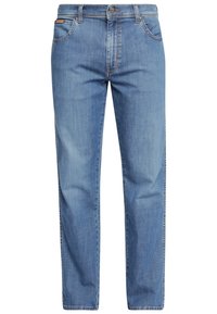 Jeans de mezclilla azul claro con corte recto, diseño de cinco bolsillos, trabillas para cinturón y un discreto acento de logo en el bolsillo trasero.