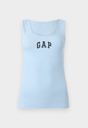 Hellblaues, geripptes Tanktop mit Rundhalsausschnitt und schwarzem "GAP"-Logo, mittig auf der Brust, vor einfachem Hintergrund präsentiert.