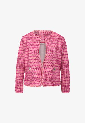Veste en tweed rose au tissage texturé, col rond, devant ouvert et deux poches avant avec des accents en métal argenté.