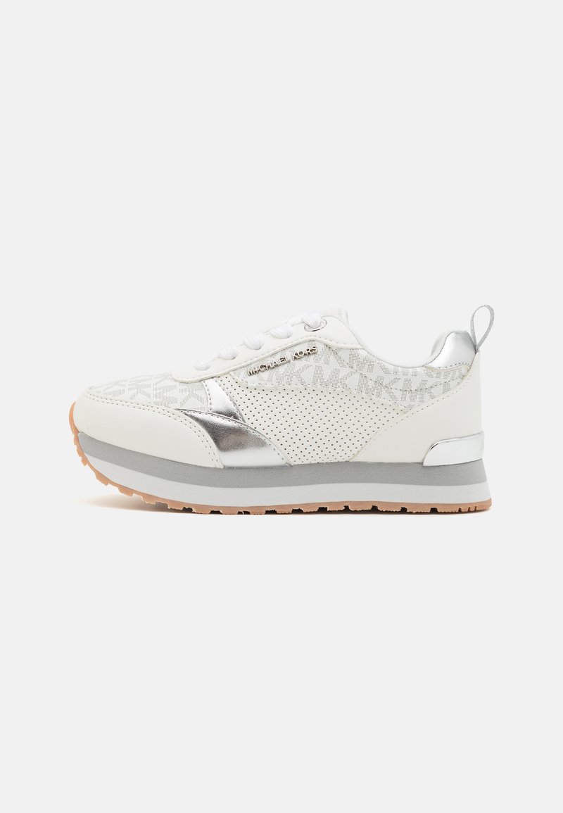 Hvit sneaker med perforert design, sølvdetaljer og teksturert grå mellomsåle. Har lisser og en bakre trekkhank. Gummisåle.