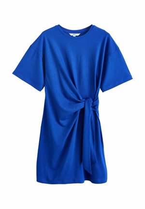 Abito blu a maniche corte in tessuto morbido, con dettaglio nodo frontale per un effetto arricciato. Orlo dritto e vestibilità comoda.