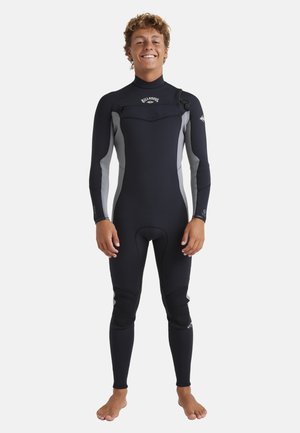 Zwart wetsuit met grijze accenten, lange mouwen en een gestroomlijnde pasvorm. Beschikt over kniebeschermers en een hoge kraag voor extra comfort.