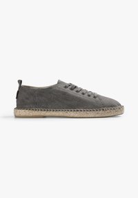 Grå canvas espadrillesko med en vævet jute-sål, seks ventilationshuller og en bagtabe til nem påtagning. Enkel, lav-top design.