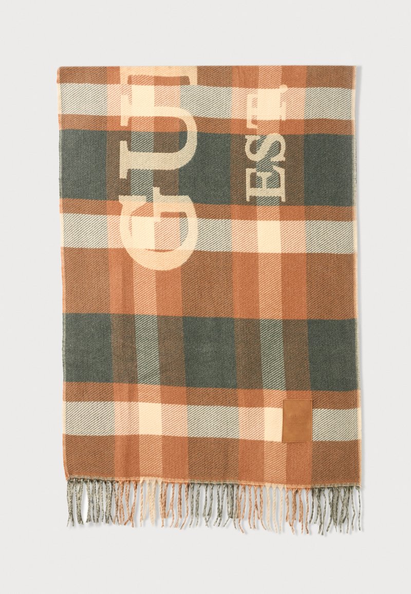Coperta a quadri in arancione, verde e beige con bordi frangiati. Presenta grandi elementi testuali "GUT" e "EST", etichetta in pelle attaccata.