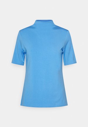 Lichtblauw T-shirt met korte mouwen en opstaande kraag, effen ontwerp en licht aansluitende pasvorm tegen een witte achtergrond.