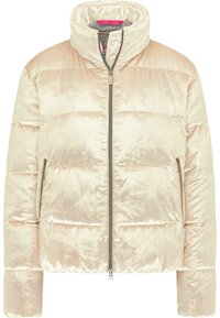 Chaqueta de plumón hecha de un tejido beige brillante con un cuello alto. Presenta un grueso acolchado horizontal y dos bolsillos laterales con cremallera.