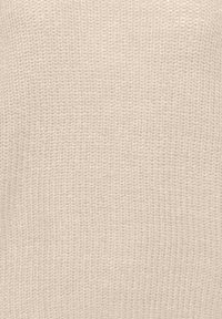 Beige adītas audums ar gludu, teksturētu virsmu, ar vienmērīgu šuvju rakstu un mīkstu izskatu. Piemērots apģērbam vai aksesuāriem.