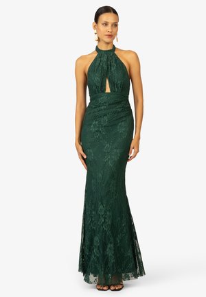 Robe de soirée verte en dentelle avec un col halter, un détail en forme de trou de serrure, une silhouette ajustée et un ourlet évasé orné de motifs floraux.