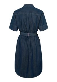 Džínové šaty s krátkymi rukávmi a opaskom v páse. Majú golierový výstrih a jemnú textúru, hlbokú modrú farbu a zakrivený spodný lem.