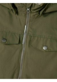 Veste vert olive avec capuche, fermeture éclair avant et deux poches poitrine à boutons-pression. Tissu texturé avec finition lisse.