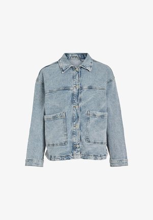 Lyseblå denimjakke med klassisk knappelukking, to frontlommer og en lett slitt kant. Myk tekstur og avslappet passform.