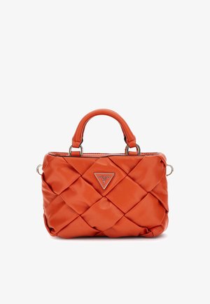 Oranssi tikattu nahkalaukku, jossa on kaksinkertaiset kahvat ja hopeinen logoyksityiskohta. Ominaisuuksiin kuuluu pehmeä rakenne ja pyöreä muoto.