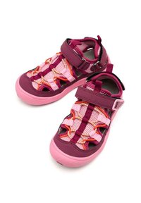 Zapatos de agua rosa y púrpura con parte superior de malla, correa ajustable y suela de goma. Presenta acentos naranjas y una lengüeta trasera para facilitar su uso.